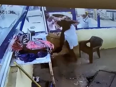 Bhopal Incident 2022 | Man Slaps Lady on Toll Booth