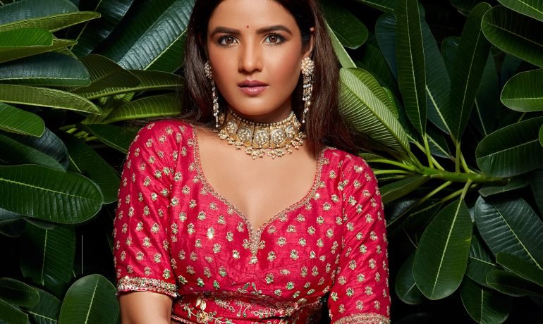 Jasmine Bhasin suffers temporary vision loss due to contact lenses | 2024 238 jasmine